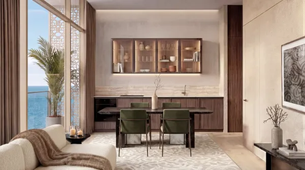 Der Küchen- und Essbereich von John Richmond in einem Apartment von Richmond Residences, das Meer hinter der Verglasung